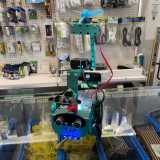 Circuiti che servono a far muovere numerosi oggetti robotici, come quella sofisticata �macchinina� in grado di captare gli incendi Donato ci mostra. �Questo � un gioiellino dell�elettronica � conclude con orgoglio il negoziante �. Provate ad andare in tutti i centri commerciali di Bari: non lo troverete mai�